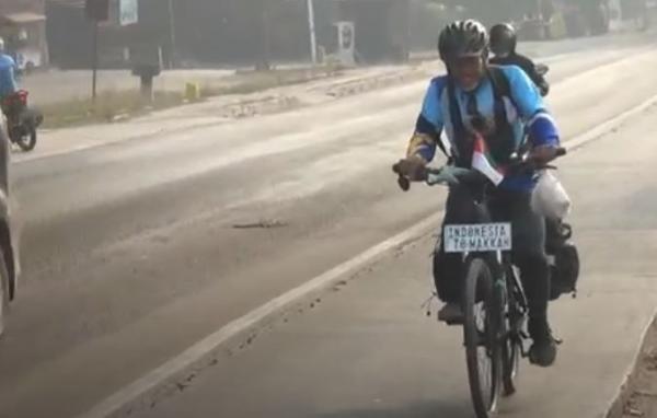 Kakek Supriyadi gowes sepeda dari Tangerang Selatan menuju Mekkah. (Foto: iNews)