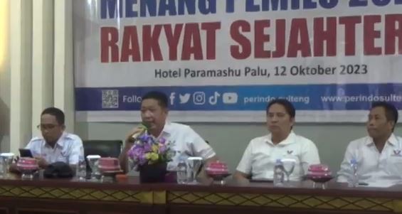Ketua II Bappilu DPP Partai Perindo Roni Tanusaputra memimpin rapat konsolidasi pemenangan Partai Perindo di Kota Palu. (Foto: iNews)