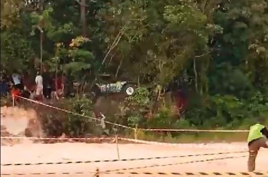 Tangkapan layar detik-detik mobil off road terbalik menghantam warga di Muarojambi. (Foto: MPI)