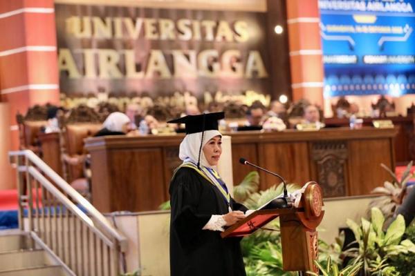 Gubernur Khofifah orasi ilmiah tentang Reformasi Perlindungan Sosial untuk Percepatan Pengentasan Kemiskinan. (Foto: dok Pemprov Jatim)