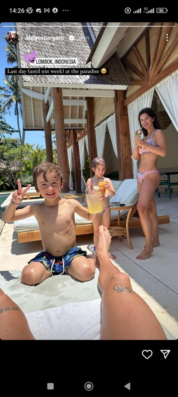 F357cc1e 674a 41fd B722 60be6e78cada Pembalap Aprilia Racing, Aleix Espargaro menikmati indahnya Lombok, Nusa Tenggara Barat (NTB) dengan berjemur. Dia berjemur dengan istri dan anak-anaknya.