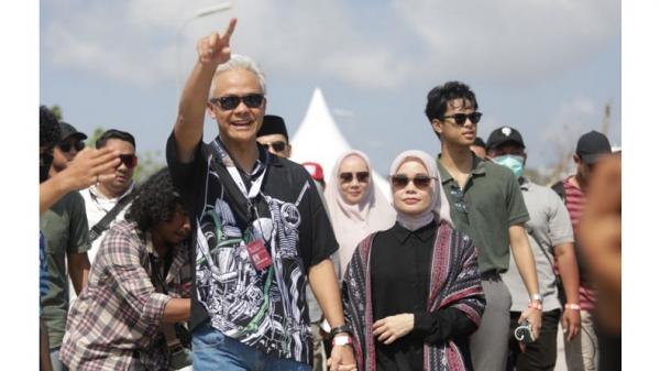 Ganjar bersama istri Siti Atikoh Supriyani dan anak Muhammad Zinedine serta didampingi Wakil Ketua TPN GP TGB Muhammad Zainul Majdi saat menyaksikan MotoGP di Sirkuit Mandalika, Lombok, NTB. (Foto: Ist)