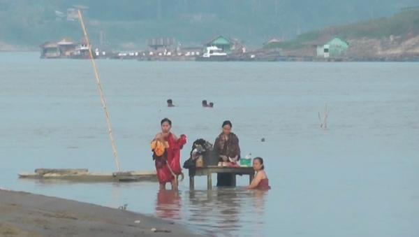 Krisis Air Bersih Ratusan Warga Di Muarojambi Konsumsi Air Sungai Batanghari Yang Tercemar