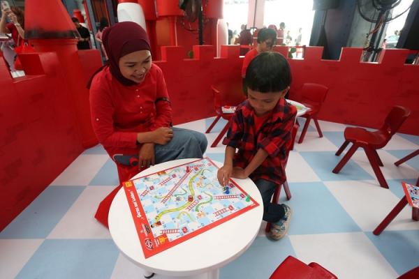 Lifebuoy board game Lifebuoy akan mendistribusikan board game secara gratis ke lebih dari 1.000 Sekolah Dasar yang terlibat di dalam Program Sekolah Sehat Unilever Indonesia. (Foto: dok Lifebuoy)