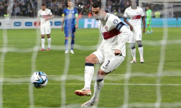 Cristiano Ronaldo memimpin Timnas Portugal melaju ke putaran final Piala Eropa 2024. (Foto: REUTERS)