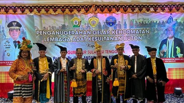 Pj Gubernur Sultra Andap Budhi Revianto Terima Gelar Adat Kesultanan Buton