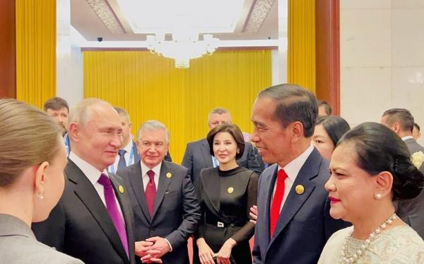 Presiden Jokowi bertemu dengan Presiden Rusia Vladimir Putin di Beijing. (Foto: Reuters)
