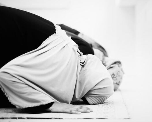 Ilustrasi sholat wanita duduk saat bersujud. (Foto: Freepik)