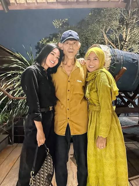 Wika Salim bersama ayah dan ibunya. (Foto: Instagram)
