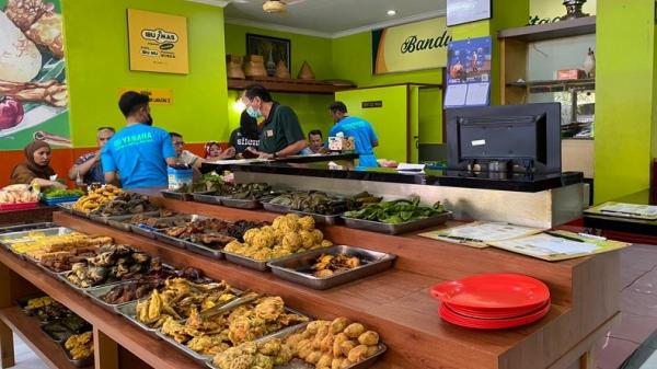 Warung Bu Haji Imas Warung Bu Haji Imas termasuk salah satu tempat kuliner legendaris di Bandung. (Foto: www.bandung.go.id)