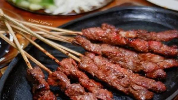    Warung Sate Sidareja Pak Gino merupakan wisata kuliner dekat stasiun kereta cepat. (Foto: Instagram/warungsatepakgino)