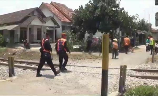 siswi SMK Bunuh diri Petugas memeriksa TKP siswi SMK diduga bunuh diri menabrakkan diri ke kereta api di Blitar, Rabu (18/10/2023). (Roby Ridwan).