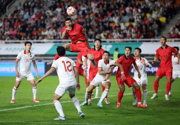 Vietnam kalah vs Korsel Timnas Vietnam lagi-lagi menelan kekalahan di laga uji coba FIFA Matchday 2023. Teranyar, Vietnam dibantai Korea Selatan 0-6. (fotoL REUTERS)