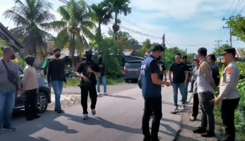 Detik-Detik Densus 88 Tangkap Terduga Teroris Jaringan ISIS Di Sambas