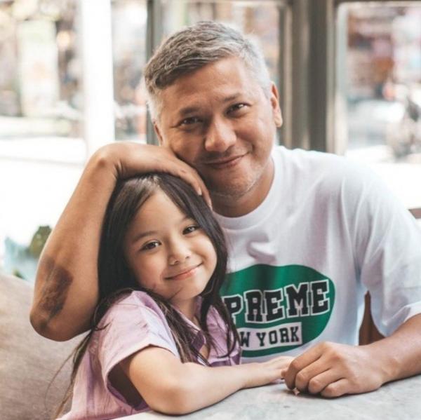 Artis pria lengket dengan anaknya. (Foto: instagram)