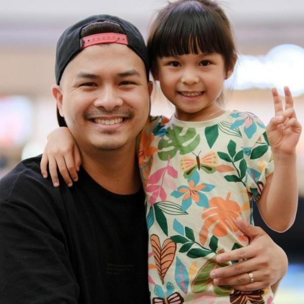 Artis pria lengket dengan anaknya. (Foto: instagram)