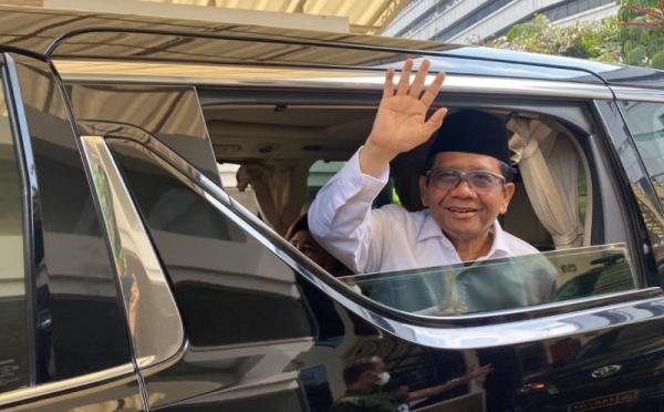 Mahfud MD Pakai Kemeja Putih dan Kopiah Hitam, Tinggalkan Rumah Dinas Menuju KPU