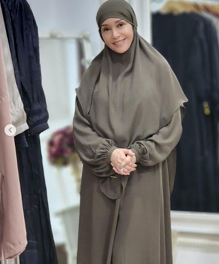 Potret cantik Maia Estianty memakai baju muslim. (foto: Instagram)