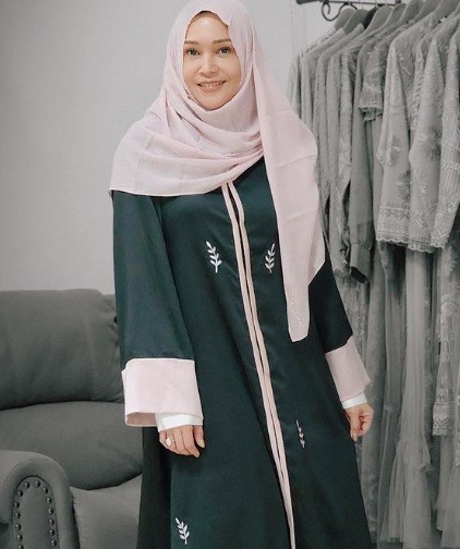 Potret cantik Maia Estianty memakai baju muslim. (foto: Instagram)
