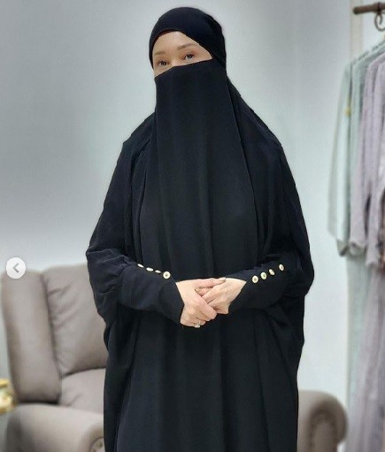 Potret cantik Maia Estianty memakai baju muslim. (foto: Instagram)