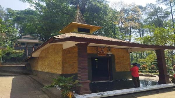 Potret Keraton Gunung Kawi Malang, Wisata Spiritual yang Ramai saat Malam Keramat (Foto: iNews/Avirista)