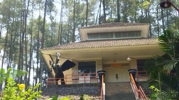 Potret Keraton Gunung Kawi Malang, Wisata Spiritual yang Ramai saat Malam Keramat (Foto: iNews/Avirista)