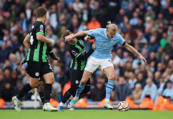 Man city vs Brighton Manchester City menang tipis 2-1 atas Brighton and Hove Albion di Liga Inggris 2023/2024. Hasil ini membuat Man City kembali ke puncak klasemen Liga Inggris. (foto: REUTERS)