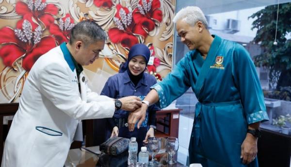 Atikoh Capres Ganjar Pranowo ditemani istri Siti Atikoh saat menjalani tes kesehatan di RSPAD Gatot Subroto. (Foto MPI).