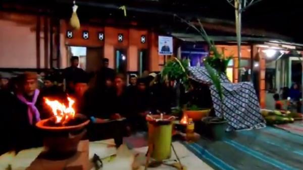 Mengintip Ritual Kiat Damar, Tradisi Jaga Api Jelang Pilkades di Cirebon (Foto: iNews/Toiskandar)