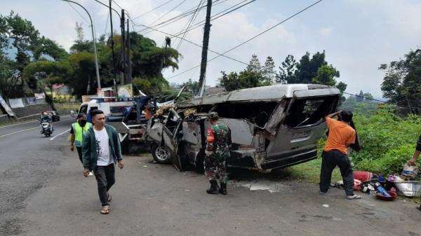 Kecelakaan Maut Di Ciloto Cianjur, Minibus Rombongan Santri Tabrak ...