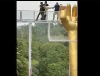 Detik-detik wisatawan dievakuasi warga saat selfie di atas jembatan kaca yang tiba-tiba pecah di Banyumas, Rabu (25/10/2023).