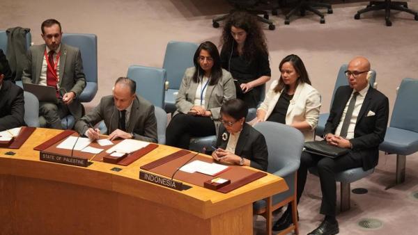 Menlu Retno Marsudi duduk bersebelahan dengan delegasi Palestina saat menyampaikan pandangannya terkait krisis Gaza dalam High-Level Open Debate DK PBB di New York, AS, Selasa (24/10/2023). (Foto: Kemlu)