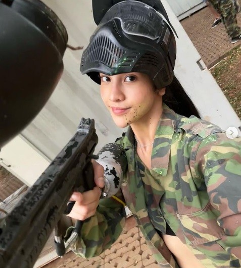 Potret Anya Geraldine seksi pakai baju loreng.