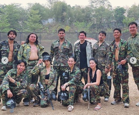 Potret Anya Geraldine seksi pakai baju loreng.