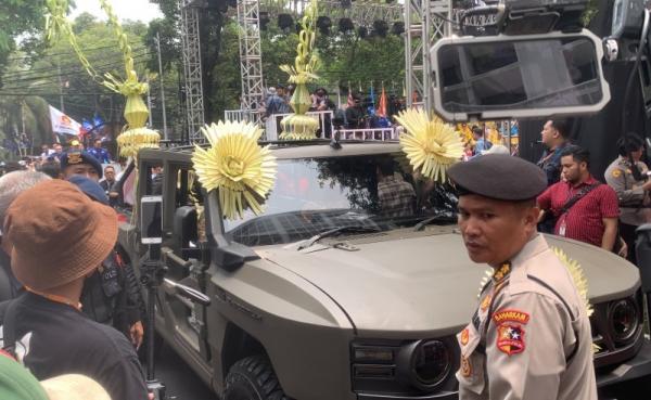 Mobil Maung produksi PT Pindad yang digunakan Prabowo-Gibran mendaftar ke KPU, Rabu (25/10/2023). (Foto: MPI)