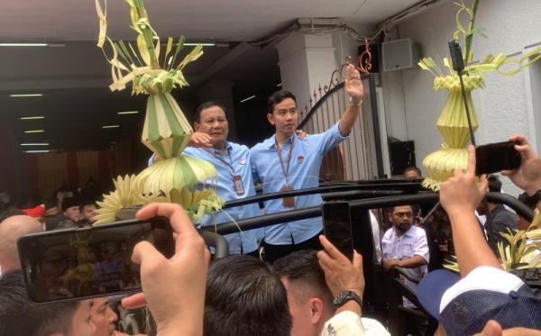 Prabowo-Gibran Daftar ke KPU, Naik Mobil Tempur Maung Buatan Pindad Berhias Janur Kuning