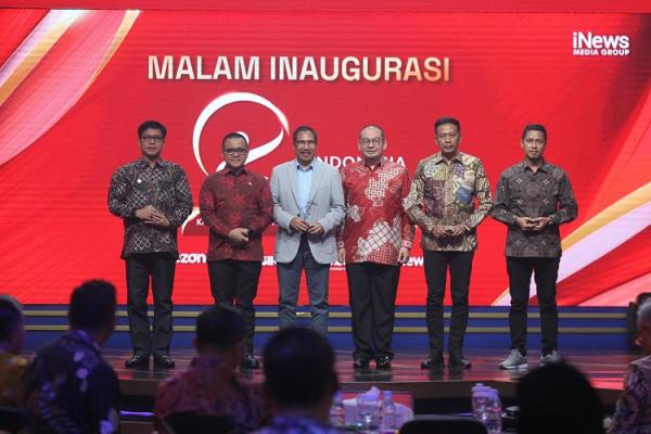 Foto bersama para penerima penghargaan dengan Managing Director iNews Media Group Rafael Utomo dan Menteri PAN-RB Abdullah Azwar Anas pada Malam Inagurasi Indonesia Visionary Leader 2023. (Foto: iNews Media Group/Aldhi Chandra Setiawan)