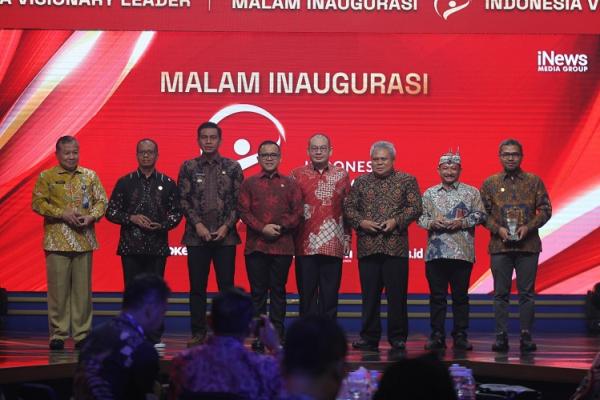 Foto bersama para penerima penghargaan dengan Managing Director iNews Media Group Rafael Utomo dan Menteri PAN-RB Abdullah Azwar Anas pada Malam Inagurasi Indonesia Visionary Leader 2023. (Foto: iNews Media Group/Aldhi Chandra Setiawan)