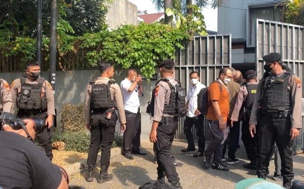 Polisi Selesai Geledah Rumah Firli Bahuri Di Jaksel, Tenteng Koper Dan ...