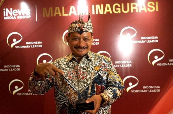 Bupati Situbondo menunjukkan Plakat Penghargaan IVL 2023. (Foto: iNews Media Group/Aldhi Chandra Setiawan)