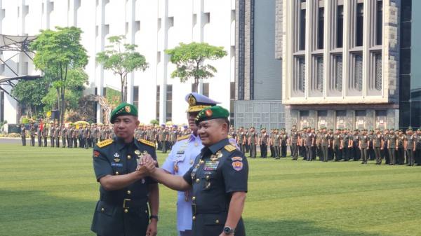 Panglima TNI Pimpin Sertijab KSAD Dari Jenderal Dudung Ke Jenderal Agus ...