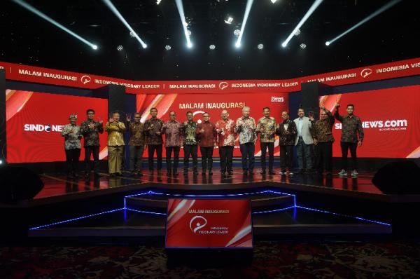 Foto bersama para penerima penghargaan dengan Managing Director iNews Media Group Rafael Utomo dan Menteri PAN-RB Abdullah Azwar Anas pada Malam Inagurasi Indonesia Visionary Leader 2023. (Foto: iNews Media Group/Aldhi Chandra Setiawan)