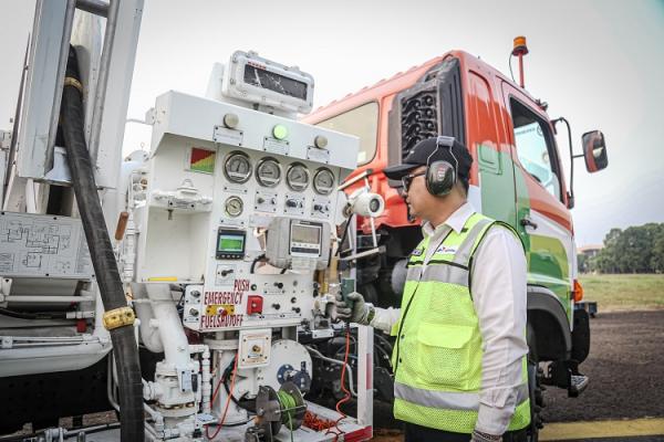 Pengisian Avtur (Foto: dok Pertamina)