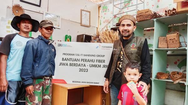 Pengurus UMKM JRK yang menyulap eceng gondok menjadi barang bernilai ekonomi. (FOTO: ARIF BUDIANTO)