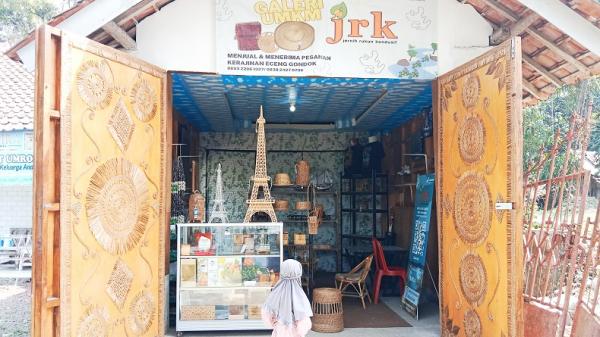 Galeri UMKM JRK di Dusun Cibodas, Desa Pangauban, Kecamatan Batujajar, KBB. (FOTO: ARIF BUDIANTO)