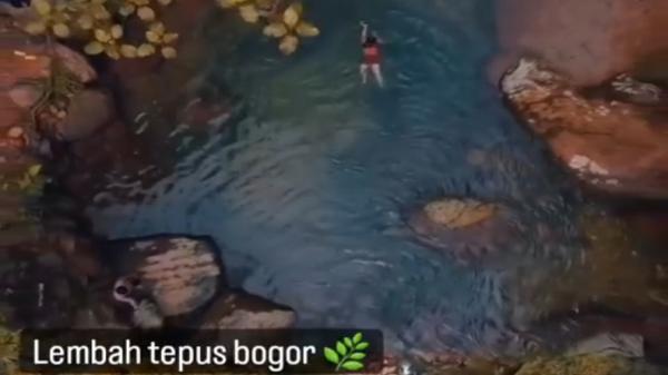 Pengunjung berenang di Lembah Tepus Bogor. (FOTO: istimewa/INSTAGRAM)