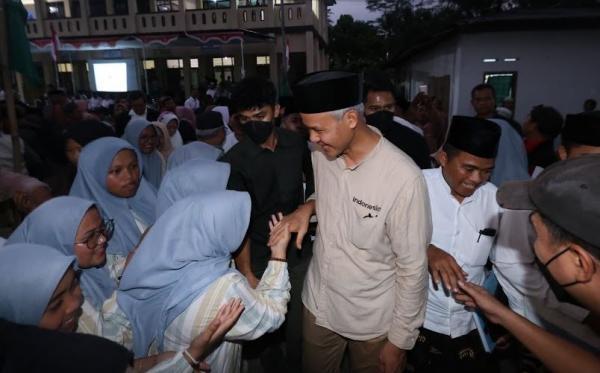 Capres Ganjar Pranowo menyalami santri saat menghadiri haul Mbah Hisyam, Kalijaran, Purbalingga. (Foto: MPI)