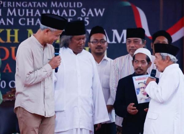Capres 2024 Ganjar Pranowo didampingi kiai kharismatik asal Jogja Gus Muwafiq menghadiri peluncuran buku biografi Mbah Hisyam Kalijaran, Purbalingga. (Foto: MPI)