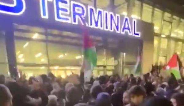 Pesawat Bawa Warga Israel Mendarat, Demonstran Pro-Palestina Serbu Bandara Dagestan Rusia