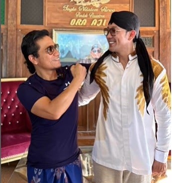 Denny Sumargo menyambangi pondok pesantren Gus Miftah. 